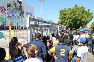 Amanecen colas en Traki La Limpia para comprar electrodomésticos 1 1450 4A