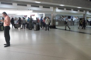 Vuelos demorados marcan el inicio del éxodo decembrino 1 1462 3A