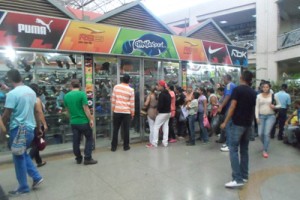 Marabinos con «bolsillos flojos» para compras navideñas 1 1466 4B JU