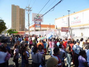 Colas por comprar leche pican y se extienden 1 1472 3B