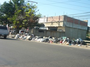 Basura en la Fundación Mendoza abarrota las aceras 1 1475 3C