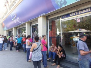 Colas para comprar telas son «un martirio» 1 1479 2dd