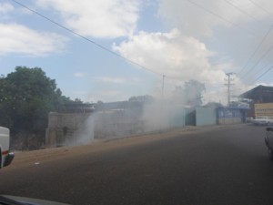 Marabinos optan por quema de basura 1 1480 3E