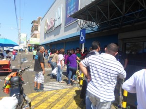 Supermercados continúan abarrotados de colas 1 1492 3BBB