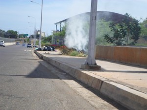 Bote de agua detrás de la terminal afecta la vialidad 1 1498 3D