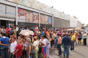Zulianos alertan sobre inseguridad en las colas 1 1499 3 REG COLAS