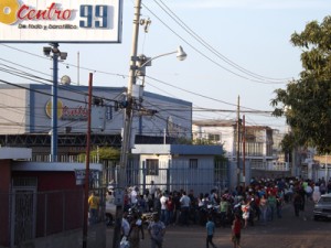 Supermercados de Maracaibo siguen condicionando ventas por Bs. 300 1 1501 3A