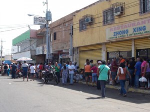 Las colas no cesan en los supermercados de Maracaibo y San Francisco 1 1504 2A FOTO 1