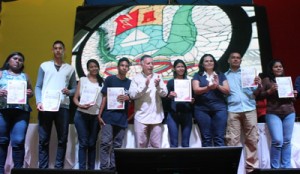 Arias entregó más de mil becas de Fundalossada 1 1507 3AAAA