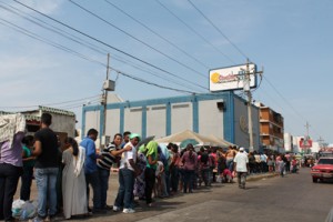 Colas siguen llenas de «vivitos» para la reventa y el contrabando 1 1512 2A
