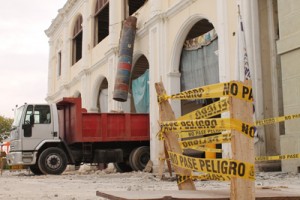 Instalan andamios para pintar el edificio Titto Abbo 1 1513 3D