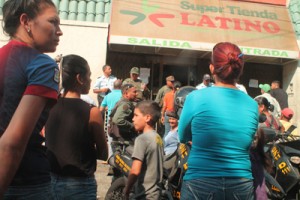 Colas en los «súper» están siendo vigiladas 1 1515 2AAAA