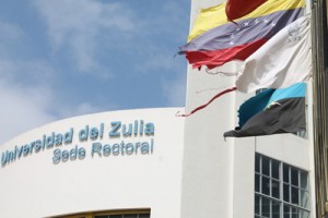 LUZ enarbola rota la Bandera Nacional 1 1515 E FOTOMANCHETA