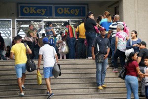 Zapaterías con colas por precios regulados 1 1518 3C