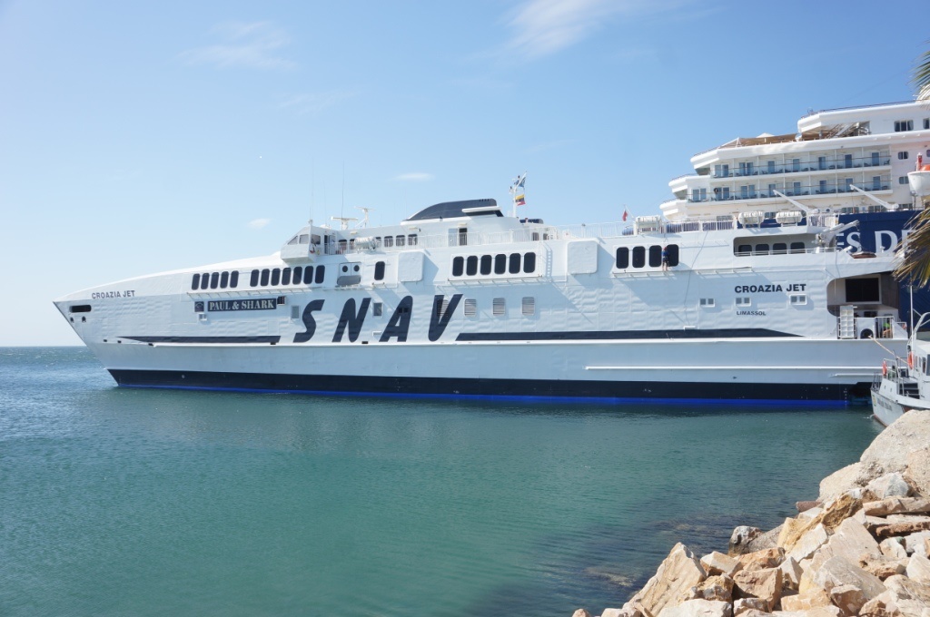 Conferry estrena buque - Qué Pasa
