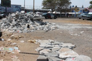 Con piedras tapan huecos en el casco central 1 1525 4C