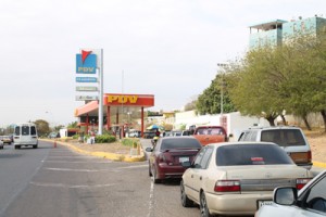 Colas en bombas persisten por «nerviosismo» 1 1542 3C 1 mitad