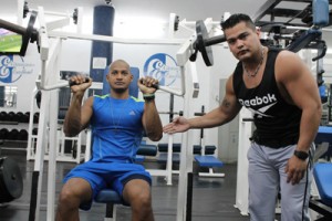 Aprenda a no cometer errores a la hora de entrenar 1 1542 hammer de pecho incorrecto