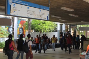 Entregarán créditos a estudiantes de LUZ 1 1557 10D
