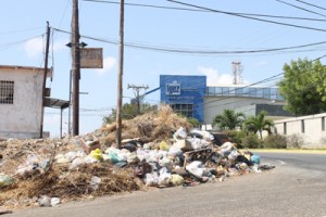 Vecinos de Veritas exigen recolección de basura 1 1557 3C BASURA