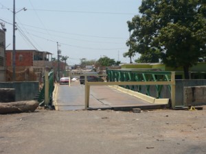Reparan puente caído en Arismendi 1 1562 3B