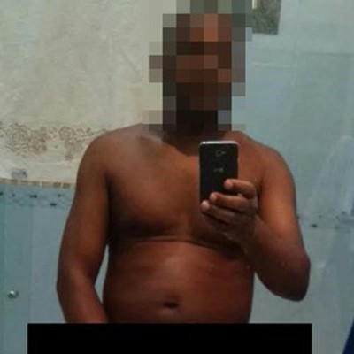 Suspenden a cura por sacarse selfis desnudo 1 1567 17B1 JU