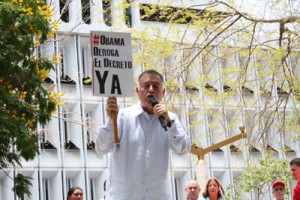 Gobernador recibió 800 mil firmas para derogar decreto de Obama 1 1569 3 a firmas