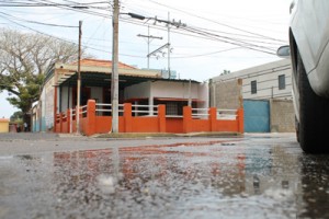 Vecinos inconscientes derrochan el agua en Veritas 1 1578 4C