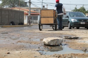 Pestilente bote de agua y hueco en calle de Primero de Mayo aquejan a la comunidad 1 1592 4D bote de agua 1 de mayo