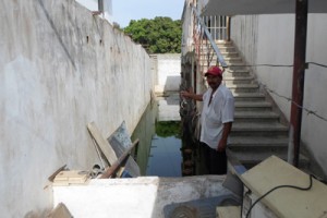 Casa en La Florida está llena de agua podrida 1 1619 4B