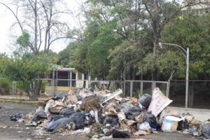 Basura «adorna» entrada de la Sanidad 1 1623 4B