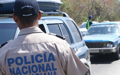 1630 POLICIA NACIONAL DE ESPALDA