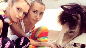Miley Cyrus es novia de angelita de Victoria’s Secret 1 1644 NOTA EEE JM