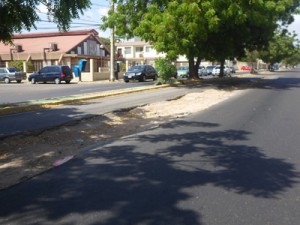 En la avenida 78 de La Victoria se hundió la carretera y temen una desgracia 1 2DDDD