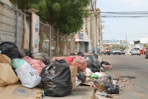 Basura no deja ver las aceras de Delicias 1 breve 1 p2