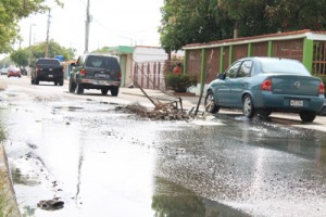 Calle principal de La Rotaria «ahogada» en aguas negras 2 20CCCCC