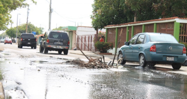 Calle principal de La Rotaria «ahogada» en aguas negras 1 20CCCCC