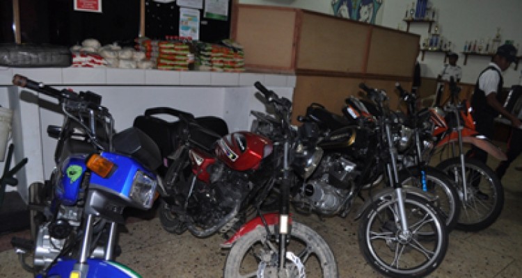 Detenidos ocho sujetos en Colón 1 23e