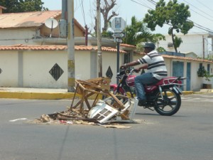 Vecinos piden que sea sustituida boca de visita 2 3C