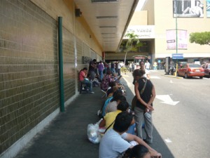 Se caldearon los ánimos en cola frente a Makro 3 4 2