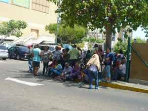Se caldearon los ánimos en cola frente a Makro 4 4 3