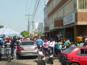 Se caldearon los ánimos en cola frente a Makro 5 4 4