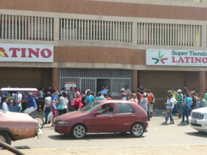 Se caldearon los ánimos en cola frente a Makro 6 4 5
