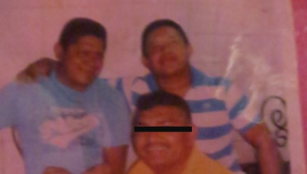 21 B poner cinta en la cara al tipo sentado