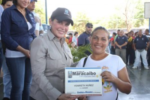 Eveling entregó tanques de agua en Cujicito 2 tanques