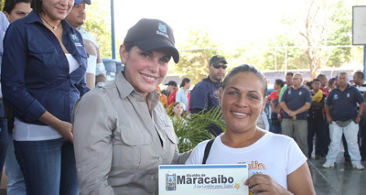 Eveling entregó tanques de agua en Cujicito 1 tanques