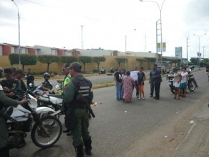 Cierran avenida Guajira por aguas servidas 2 2C