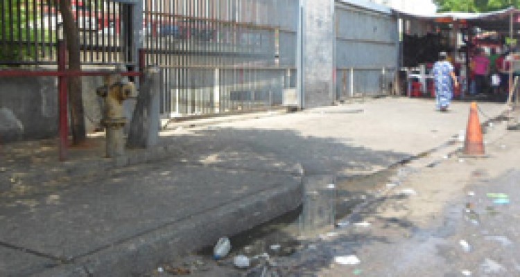 Llegó el viernes y los buhoneros sin reubicar 1 buhoneros 4 a 01