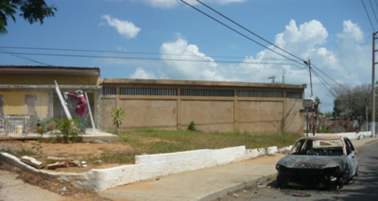 Vecinos piden que carro quemado sea retirado de la urbanización 1 1775 2EEEEE