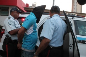 Detienen a policía que intentó robar en una residencia en Las Lomas 2 1794 23C